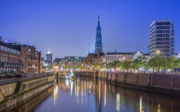 Картинка города гамбург+ германия ночь канал огни гамбург дома церковь святой екатерины мост