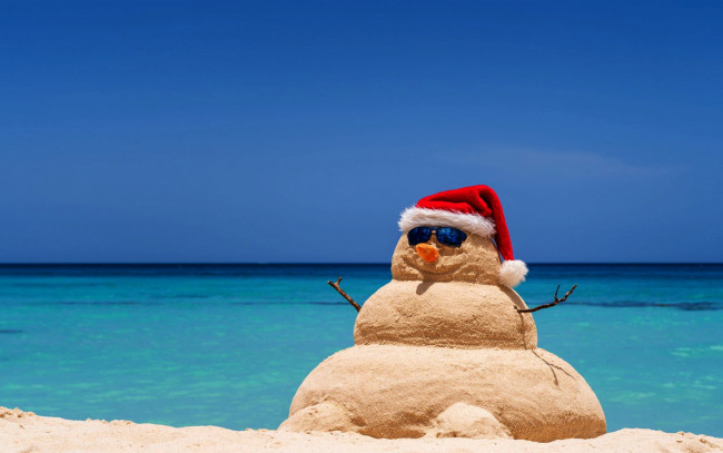 Обои картинки фото праздничные, снеговики, море, снеговик, песочный, колпак, очки