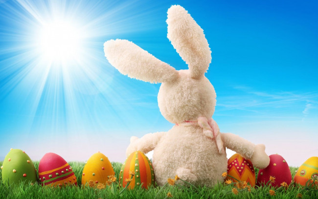Обои картинки фото праздничные, пасха, кролик, игрушка, трава, цветы, крашенки, пасхальные, яйца