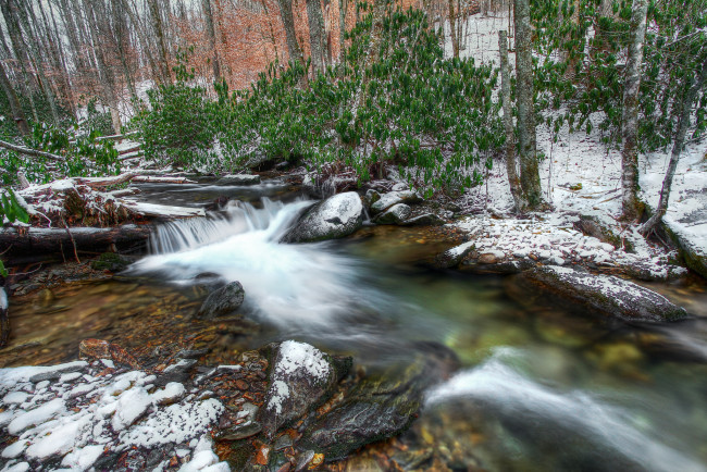 Обои картинки фото природа, зима, бревна, камни, лес, ручей, снег