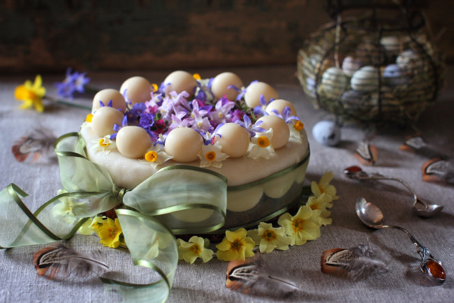 Обои картинки фото еда, торты, перья, бант, цветы, торт, весна, примула, яйца, ложка