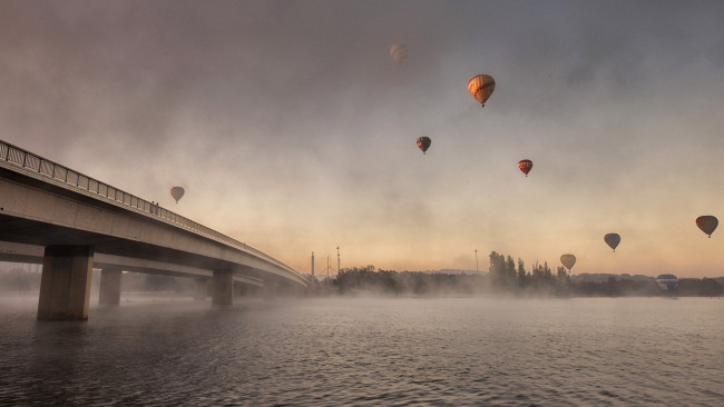 Обои картинки фото авиация, воздушные шары, шары, река, мост