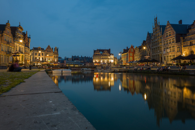 Обои картинки фото города, гент , бельгия, гент, дома, люди, фландрия, огни, канал, ночь, небо, набережная