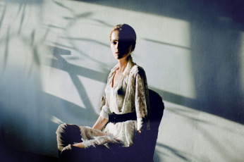 Картинка девушки -+блондинки +светловолосые платье пояс чулки стена кресло
