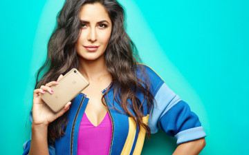 обоя девушки, katrina kaif, декольте, телефон