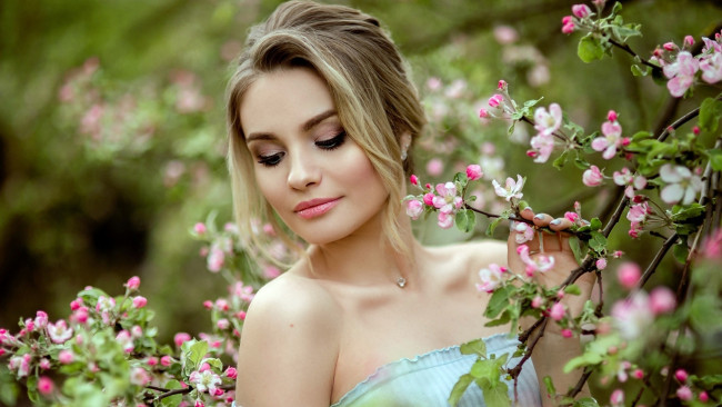 Обои картинки фото девушки, - лица,  портреты, блондинка, весна, цветение
