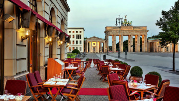 Картинка города берлин+ германия бранденбургские ворота уличное кафе