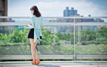 Картинка девушки -+азиатки кофта юбка ограда город