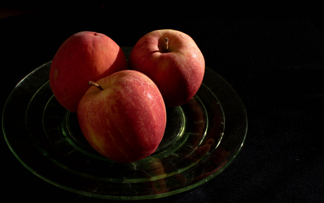 Обои картинки фото еда, яблоки, тарелка, трио, макро