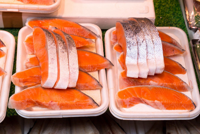 Обои картинки фото еда, рыба,  морепродукты,  суши,  роллы, форель, свежая, филе