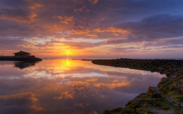 Картинка природа восходы закаты водоем камни берег небо солнце закат