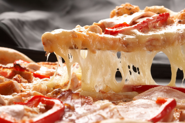 Обои картинки фото еда, пицца, помидоры, паприка, ветчина, сыр, томаты