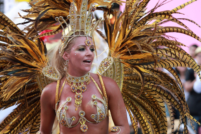Обои картинки фото разное, маски, карнавальные, костюмы, перья, бразильский, карнавал