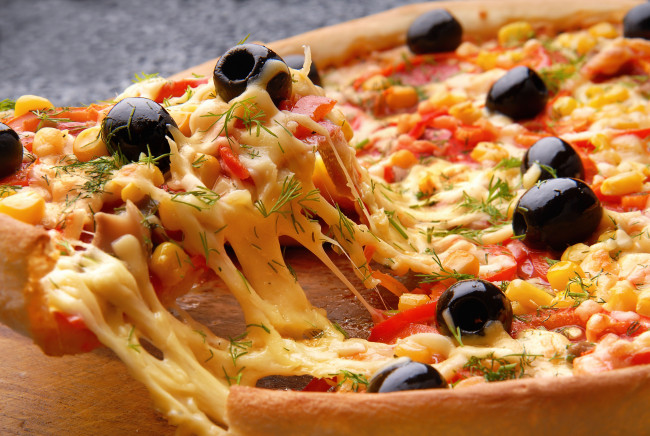 Обои картинки фото еда, пицца, кукуруза, оливки, сыр, паприка