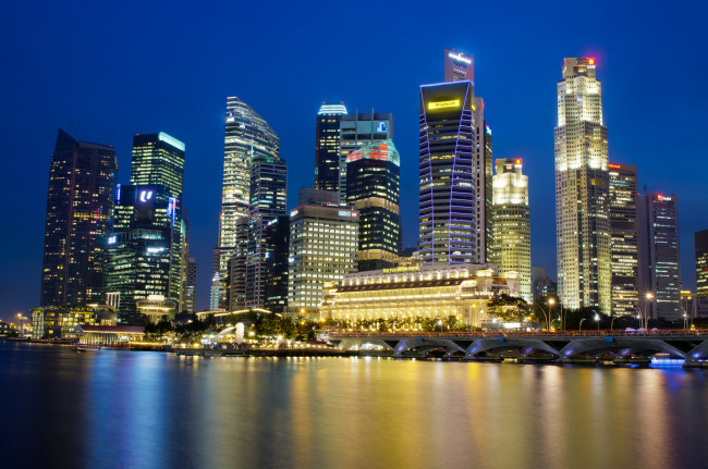 Обои картинки фото сингапур, города, небо, подсветка, ночь, огни, синее, залив, отражение, небоскребы