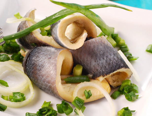 Обои картинки фото еда, рыба,  морепродукты,  суши,  роллы, лук, селедка