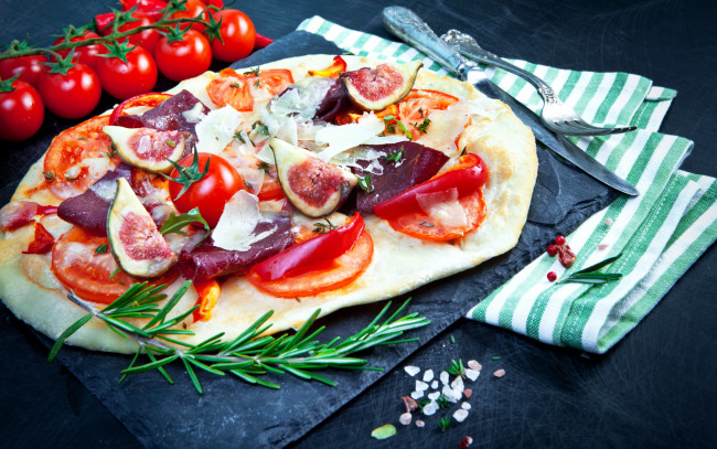Обои картинки фото еда, пицца, ветчина, pizza, tomato, ham, spice, томаты, помидоры, специи, инжир