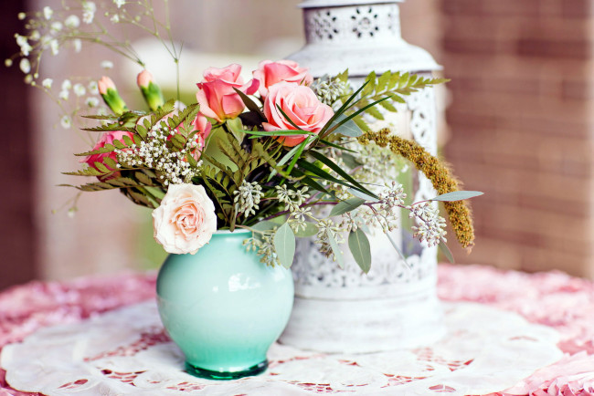 Обои картинки фото цветы, букеты,  композиции, гвоздика, розы, ваза