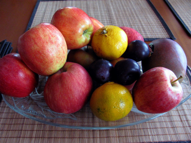 Обои картинки фото еда, фрукты,  ягоды, сливы, яблоки, манго, лимоны