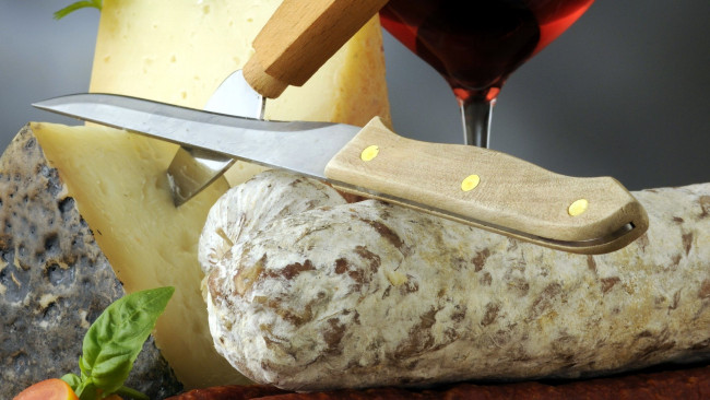Обои картинки фото еда, разное, сыр, вино, колбаса, нож, базилик