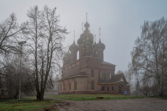 обоя утренний туман, города, - православные церкви,  монастыри, город, здание, церковь, храм