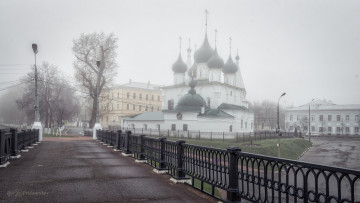 обоя утренний туман, города, - православные церкви,  монастыри, город, здание, церковь, храм
