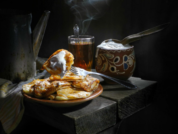 Обои картинки фото еда, блины,  оладьи, натюрморт, оладьи, стакан, чай