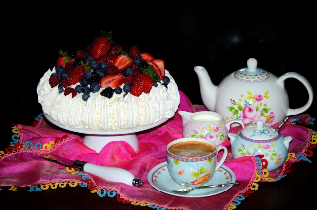 Обои картинки фото еда, торты, чайник, клубника, фрукты, чашка, кофе, торт