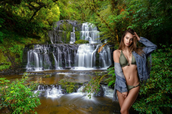 Картинка девушки -+брюнетки +шатенки водопад шатенка бикини поза рубашка