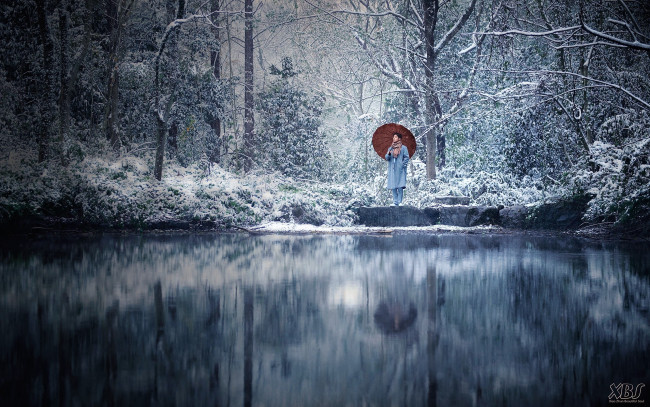 Обои картинки фото мужчины, xiao zhan, актер, шарф, лес, зонт, снег, озеро
