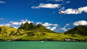 Картинка природа побережье море горы парашютист