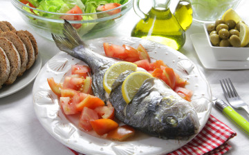 Картинка еда рыба морепродукты суши роллы блюдо помидоры лимон оливки хлеб салат масло