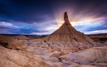 Картинка природа горы пустыня лучи свет скала тучи
