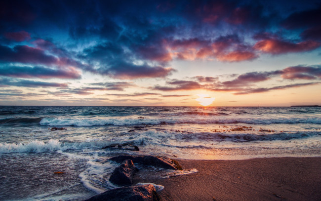 Обои картинки фото природа, восходы, закаты, океан, пляж, волны, тучи, горизонт, солнце