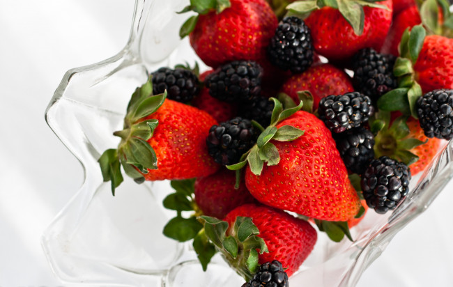 Обои картинки фото еда, фрукты, ягоды, ежевика, клубника