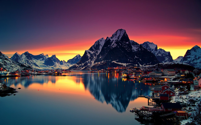 Обои картинки фото города, - пейзажи, озеро, горы, огни, ночь, зима, lofoten, норвегия, снег, небо, рассвет, дома