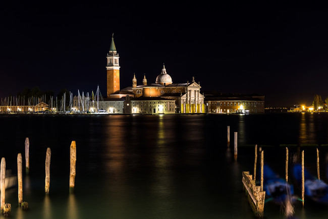 Обои картинки фото night in venice, города, венеция , италия, ночь, канал, башня, огни