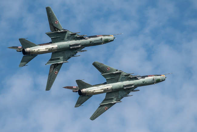 Обои картинки фото suchoi su-22 fitter , сухой су-22, авиация, боевые самолёты, истребители, пара