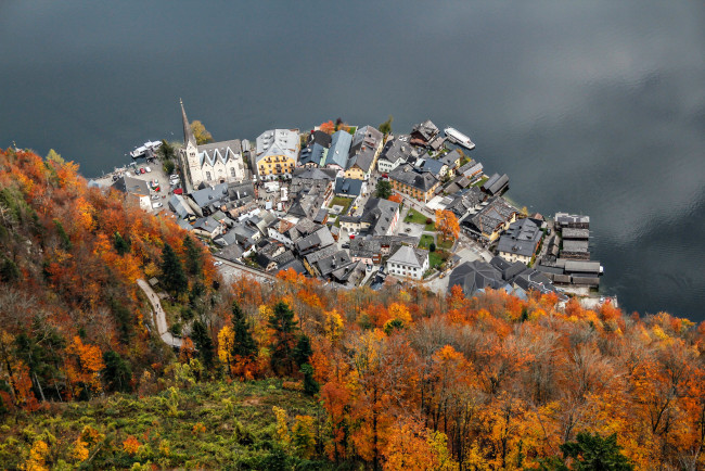 Обои картинки фото hallstatt,  austria, города, - панорамы, здание, оранжевый, деревья, вода, озеро, церковь, австрия, осень, город