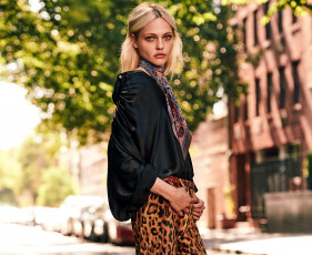 Картинка девушки саша+пивоварова модель блондинка блузка брюки улица
