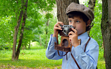 Картинка разное дети мальчик кепка фотоаппарат роща