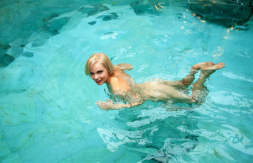 Картинка feeona+a девушки -+блондинки +светловолосые блондинка бассейн