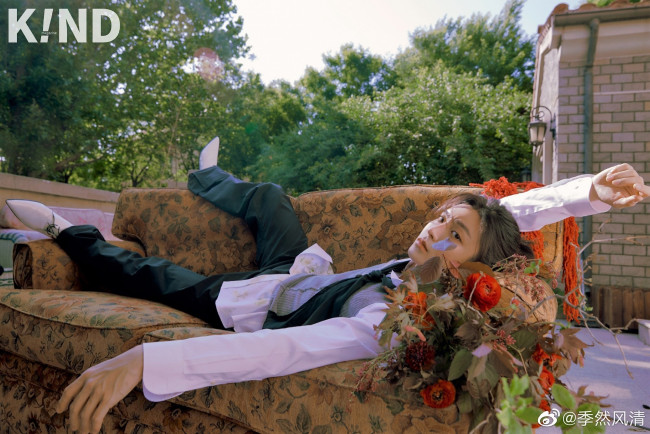 Обои картинки фото мужчины, hou ming hao, актер, диван, цветы