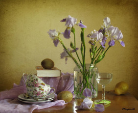Картинка авт margarita epishina цветы ирисы бокал ваза книга стол чашки блюдца ложечки киви груша