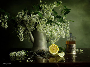 Картинка авт margarita epishina цветы букеты композиции стакан чай очки блюдце черёмуха чайник стол лимон ложечка подстаканник