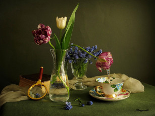 Картинка авт margarita epishina цветы разные вместе книга тюльпаны вазы чашка блюдце ложечка лупа