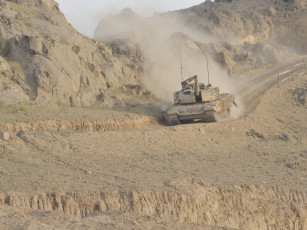 Картинка техника военная танк пыль дорога гусеничная бронетехника