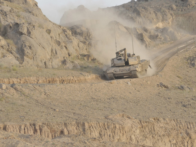 Обои картинки фото техника, военная, танк, пыль, дорога, гусеничная, бронетехника