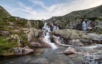 Картинка природа водопады pyrenees пиренеи горы камни река