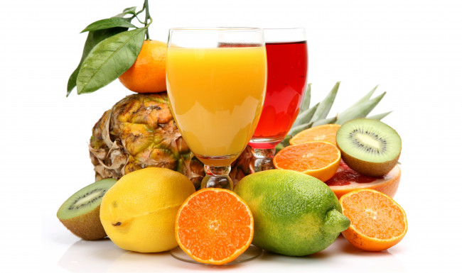 Обои картинки фото еда, напитки, сок, фрукты, ананас, мандарины, лимоны, киви, грейпфрут, бокалы